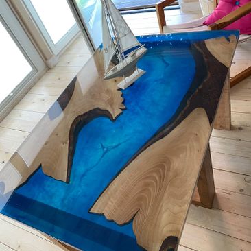 Rivertable aus Nussbaum - Epoxidharz